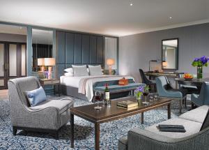 戈尔韦The Hardiman的酒店客房设有床和客厅。
