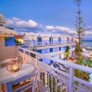 拉加纳斯Pierros Hotel的阳台享有大海和建筑的景致。
