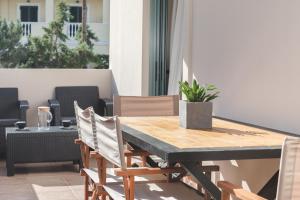 拉加纳斯Pierros Hotel的餐桌和椅子,上面有植物