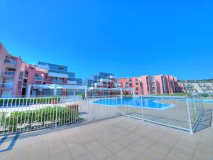 塞特港APPARTEMENT 46M², 1 CHAMBRE, PISCINE, TENNIS, PLAGE DIRECT的网球场,带网球网和部分建筑