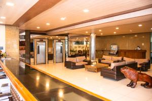 马塞约马特苏巴拉水上乐园酒店的带沙发的客厅和大堂。