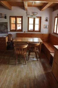 阿德尔什帕赫Privat No. 2的一间带木桌和椅子的用餐室
