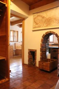 阿德尔什帕赫Privat No. 2的一间设有石制壁炉和墙上地图的房间