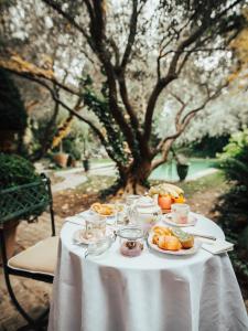 尼姆秘密花园酒店的一张桌子,上面有白色的桌布,上面有食物