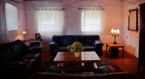 考波尔奇Kapolcs Cottage的带沙发和咖啡桌的客厅