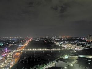 梳邦再也Da Men Subang Jaya USJ by Iconique的夜晚带灯光的城市景观
