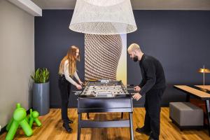 伯明翰伯明翰市中心阿德吉奥公寓式酒店的玩巨型国际象棋的男人和女人