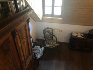 HartmaniceChata Rovina的阁楼间设有椅子和窗户。