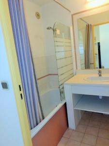 塞特港APPARTEMENT 46M², 1 CHAMBRE, PISCINE, TENNIS, PLAGE DIRECT的一间带水槽和淋浴的浴室