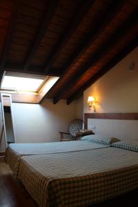 波特斯Hostería La Antigua的一间卧室设有两张床和天窗