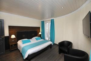 热拉梅加玛尼温泉酒店的配有一张床和一把椅子的酒店客房