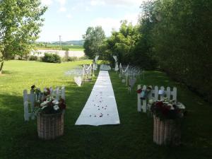 Trino波尔格拉梅兹艾纳乡间别墅的婚礼过道,带椅子和白色祭坛