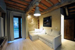 马萨Incantevole casa sul fiume, Relax e Natura ai piedi della Alpi Apuane的客厅配有白色沙发和窗户