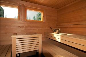 万塔赫尔辛基-万塔假日酒店的木制桑拿浴室设有浴缸和水槽