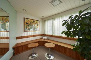 万塔赫尔辛基-万塔假日酒店的一间设有两张桌子和窗户的等候室