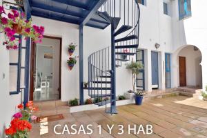 科尔多瓦Casas Caballerizas Mezquita 1 y 3 HAB的庭院中设有螺旋楼梯的房子