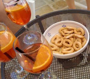 马丁纳弗兰卡Casa Soleluna的一张桌子,上面放着一碗薄饼和一碗橙汁