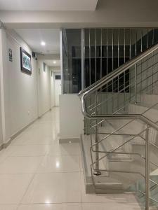 特鲁希略ORBEGOSO - Trujillo的大楼里一条空的走廊,有楼梯