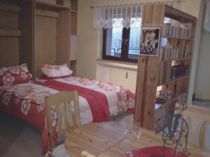 科赫姆Appartement Moselblick的一间卧室配有两张床、一张桌子和一张桌子