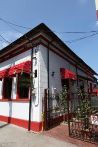 皮特什蒂La Storia Guest House的街上一家带红伞的餐厅