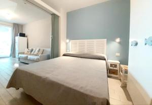 切塞纳蒂科阿里斯公寓的一间卧室配有一张大床和一张沙发