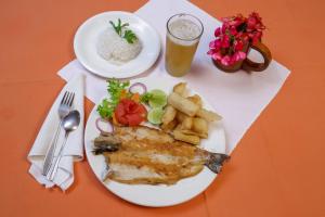 Vacas GalindoEstancia, CABAÑAS INTAG的一小盘食物,包括鱼和薯条,还有饮料