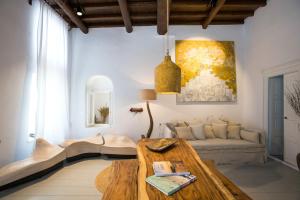 米克诺斯城Villa Loom Mykonos Town的客厅配有沙发和桌子