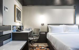 内罗毕Best Western Plus Westlands的配有一张床和一张书桌的酒店客房