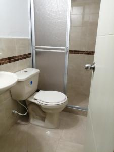 波哥大Aparta Hotel Victoria In的浴室配有卫生间、盥洗盆和淋浴。