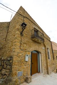BallestarCasa Rural La Vinyeta的石头建筑,设有门和阳台