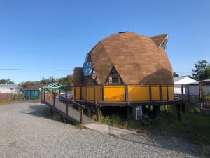 Curaco de VelezChiloe Domos的街道边有圆顶的建筑