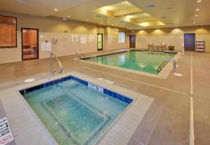钱诺夫Holiday Inn Houston East-Channelview, an IHG Hotel的在酒店房间的一个大型游泳池