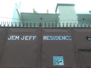 Cabugao NorteJem Jeff Residence Inn的一辆火车车,上面写着“jenn”字样,坚韧不拔