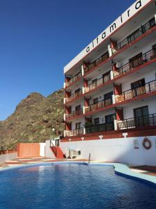 巴哈马尔Sunset Dream Bajamar GREAT VIEWS的大楼前设有游泳池的酒店