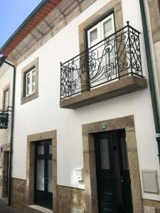 蒙考Casinhas Da Vila的带阳台和门的建筑