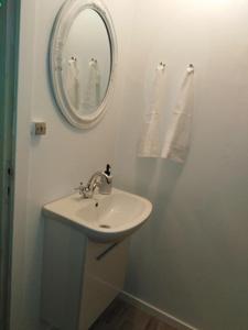 瑟沃格Apartments-BnB的白色的浴室设有水槽和镜子