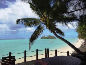 拉罗汤加穆里比奇科默酒店的享有棕榈树海滩和大海的景色