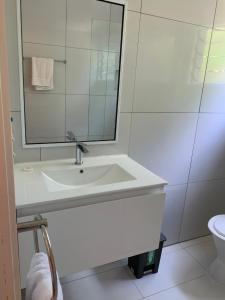 拉罗汤加库拉卡巴那斯别墅的白色的浴室设有水槽和镜子