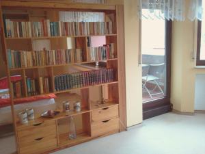 科赫姆Appartement Moselblick的书架的房间