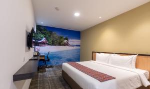 哥打京那巴鲁Hotel 7 Suria的酒店客房,配有一张床和海滩画