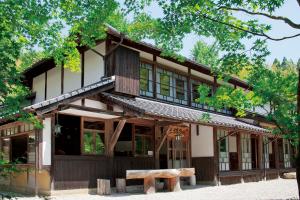 佐贺市Sanchouka的前面有长凳的木制建筑