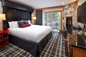 南太浩湖兰丁度假酒店和Spa中心的酒店客房设有一张大床和一台电视。