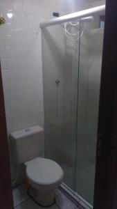 巴尔内阿里东海滩ILHA DOS CORAIS -Ap 304 C的一间带卫生间和玻璃淋浴间的浴室