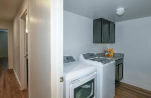 摩押Moab Redcliff Condos Dean RE的小厨房配有洗衣机。