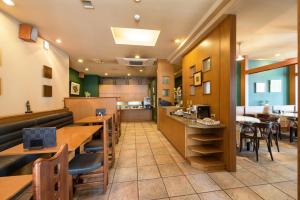 白石市Pacific Hotel Shiroishi的一间带桌椅的餐厅和一间自助餐厅