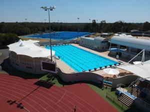 黄金海岸Gold Coast Performance Centre的大型游泳池的顶部景色