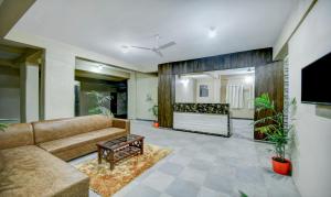 浦那Treebo Trend Yash Inn Kharadi的带沙发和电视的客厅