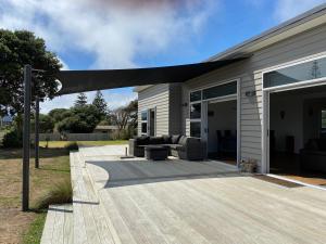 Otaki BeachOtaki Beachfront Getaway的房屋内带长沙发的庭院