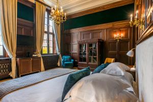 萨格勒布Hotel Capital的一间卧室设有一张大床和绿色的墙壁