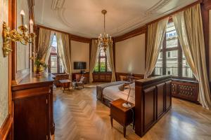 萨格勒布Hotel Capital的一间卧室配有一张床和一个吊灯